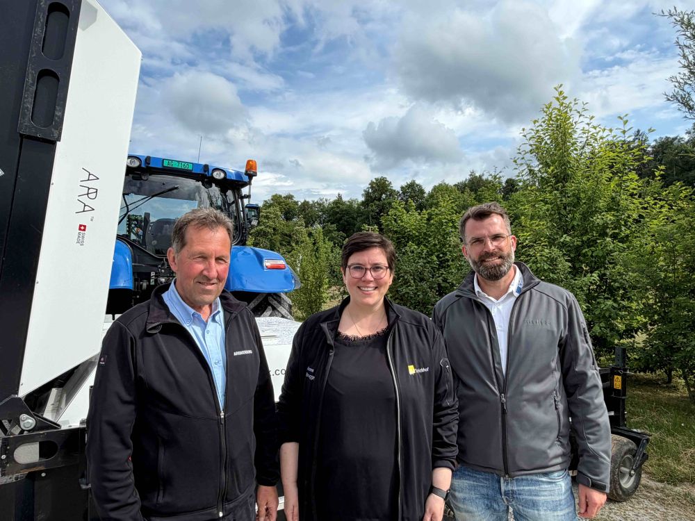 Les porteurs cantonaux du projet, depuis la droite : Andreas Distel, responsable du service phytosanitaire, Liebegg (AG), Anna Brugger, responsable du domaine Production végétale et technique agricole, Strickhof (ZH), et Christian Eggenberger, responsable Conseil, développement et innovation, Arenenberg (TG). (Photo : kim)