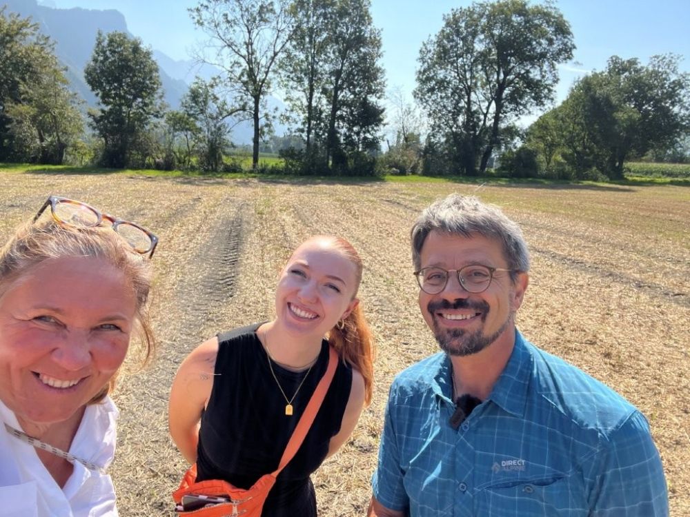 Mitgewirkt haben - neben unserem Hauptakteur Roger Zimmermann - Markus Lebrun-Steger von der Bodenfachstelle Kanton Bern, Marie, Agentur Creasquare, Kirsten Müller, Geschäftsführerin Verband Lohnunternehmer Schweiz (v. r.).  Bildquelle: kim