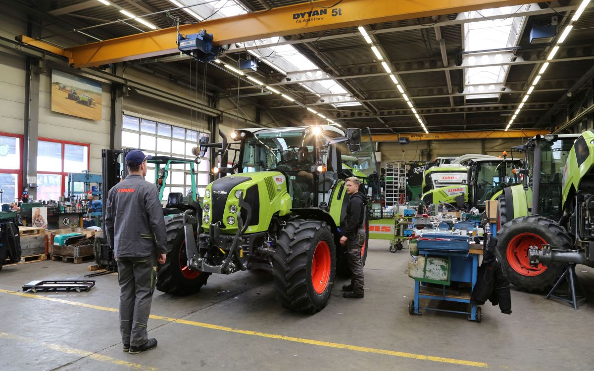 Blick in die Werkstatt der Serco Landtechnik AG Oberbipp