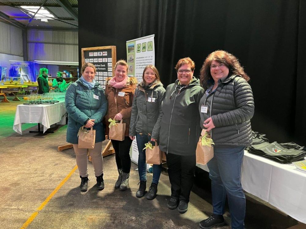 Herzliches Dankeschön für die Unterstützung an der Versammlung: v. r. Maya Steiger, Marketingkoordinatorin Robert Aebi Landtechnik AG, Heidi Haffa, Revisorin Melanie Zimmermann, Renate Fuchs, Andrea Notter.