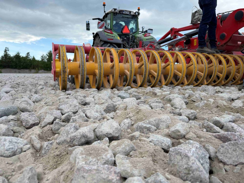 Dans une carrière, les machines sont testées pour évaluer leur longévité et leurs performances: un véritable test d’endurance pour la machine, le tracteur et le conducteur.