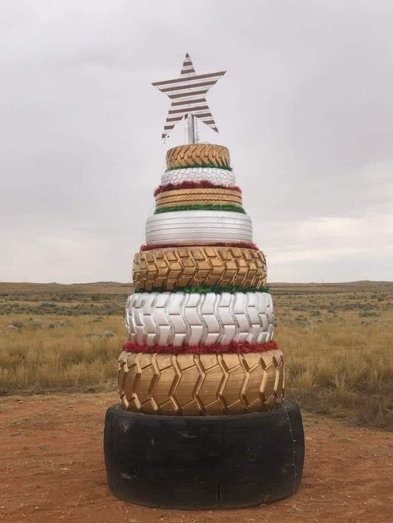 Cet arbre de Noël fait de pneus de tracteur se trouve dans l'Outback australien et est repeint chaque année dans de nouvelles couleurs par Trent Clare. (Source : Trent Clare)