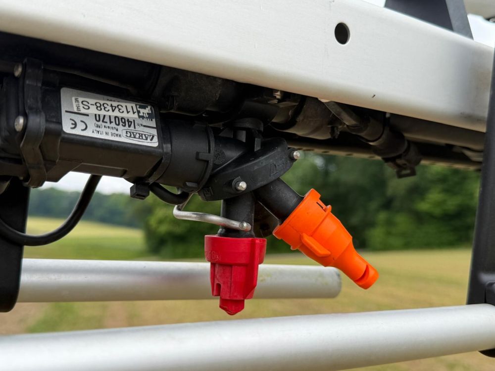La technologie moderne et précise pour la protection des plantes, comme ce module de buse avec adaptateur Spot-Spraying, est déjà une réalité sur le terrain. (Photo: Kirsten Müller)