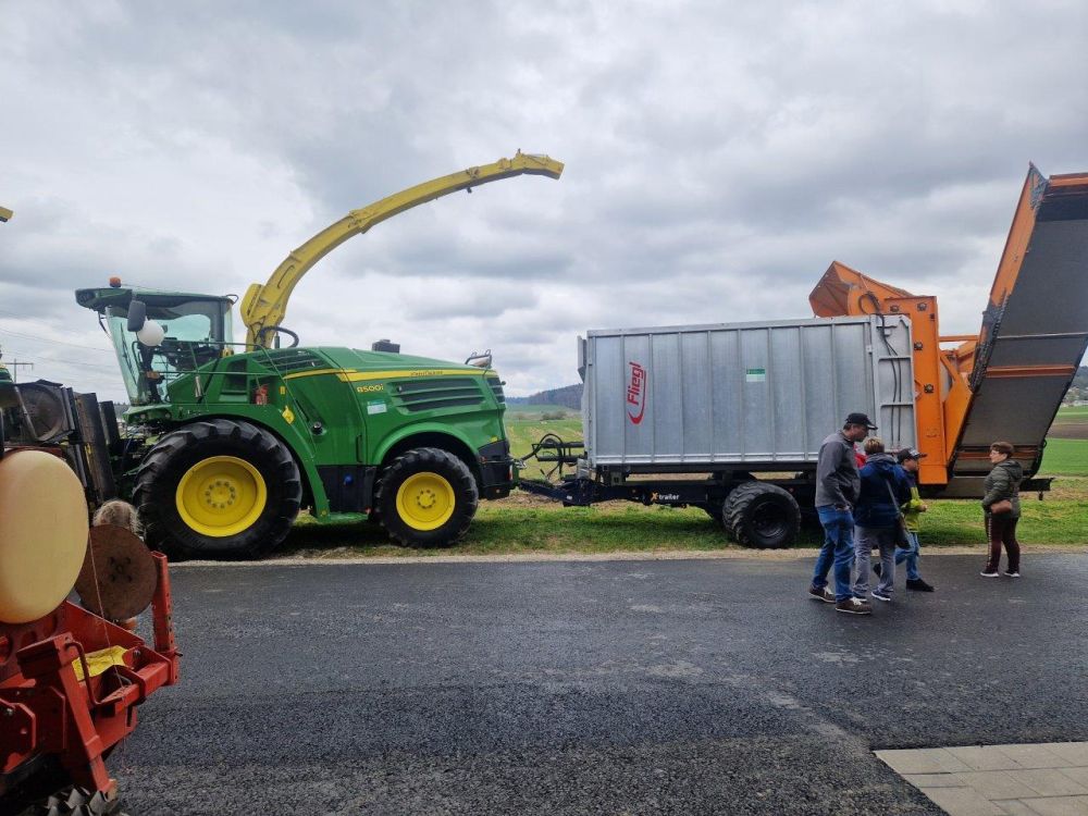 Spannende Kombination: Ein John Deere Hacker mit umgebautem Überladewagen von Fliegl. Bild: rz