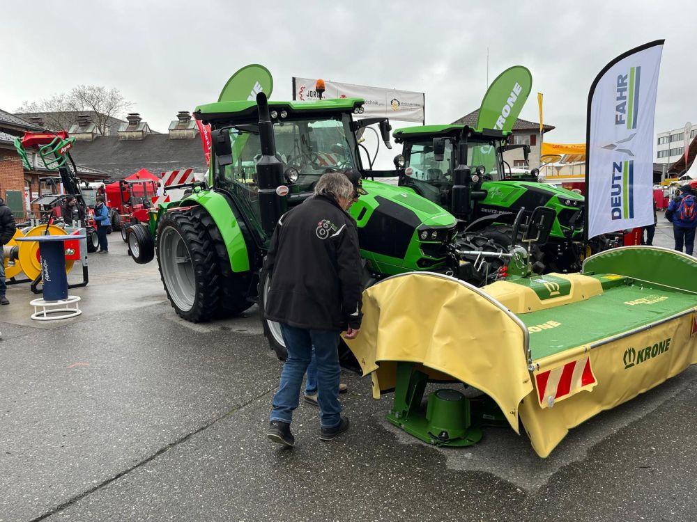 An einem Aussenstand gab es Deutz-Fahr mit den Mähwerken von Krone zu sehen. Bild: kim