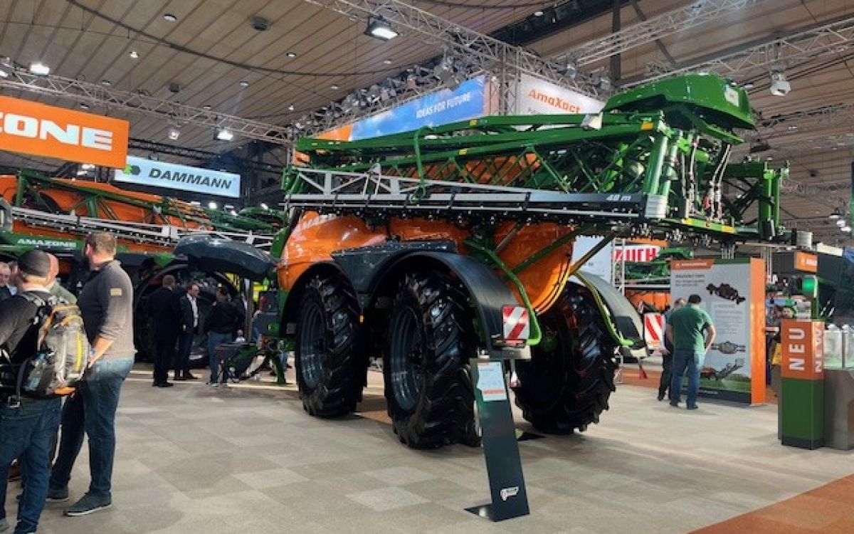 Selbstfahrspritze der Marke Amazone ausgestellt auf der Agritechnica