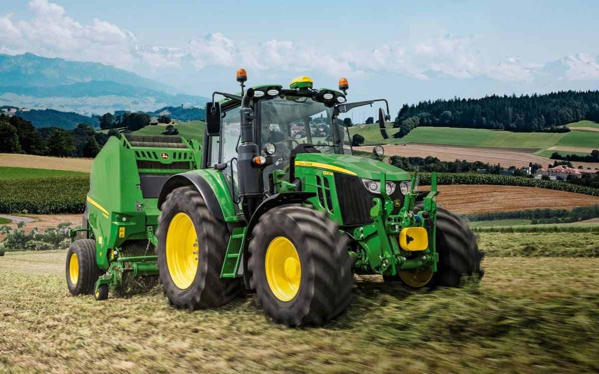 John Deere Traktor auf einem Feld.