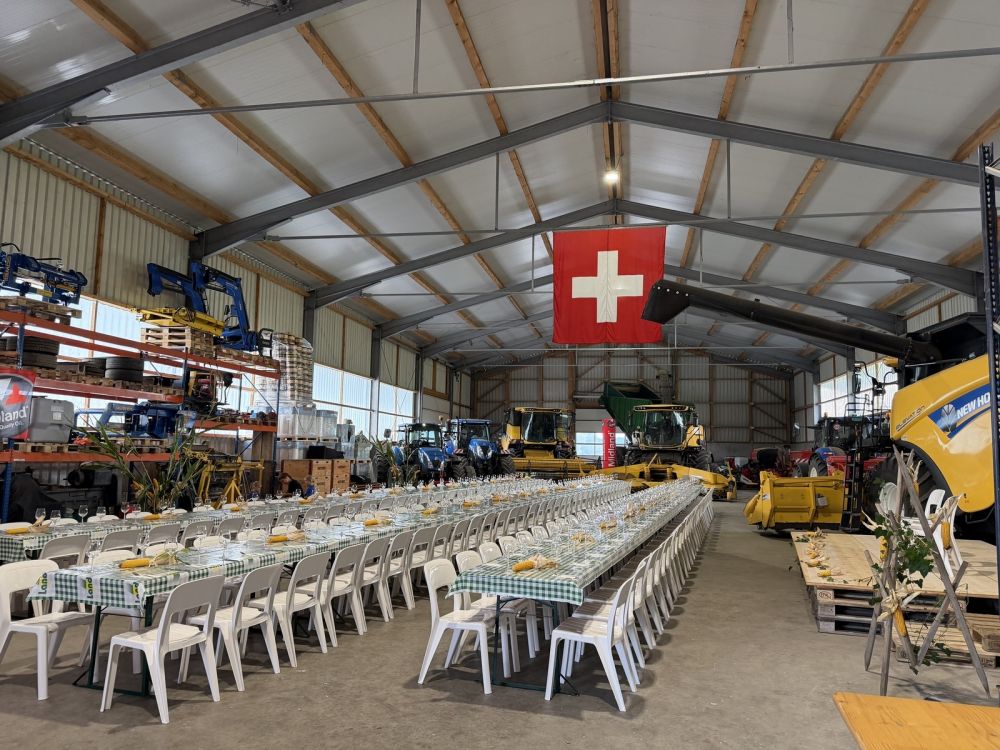 Tout est prêt pour accueillir les invités : les tables sont soigneusement décorées et dressées.