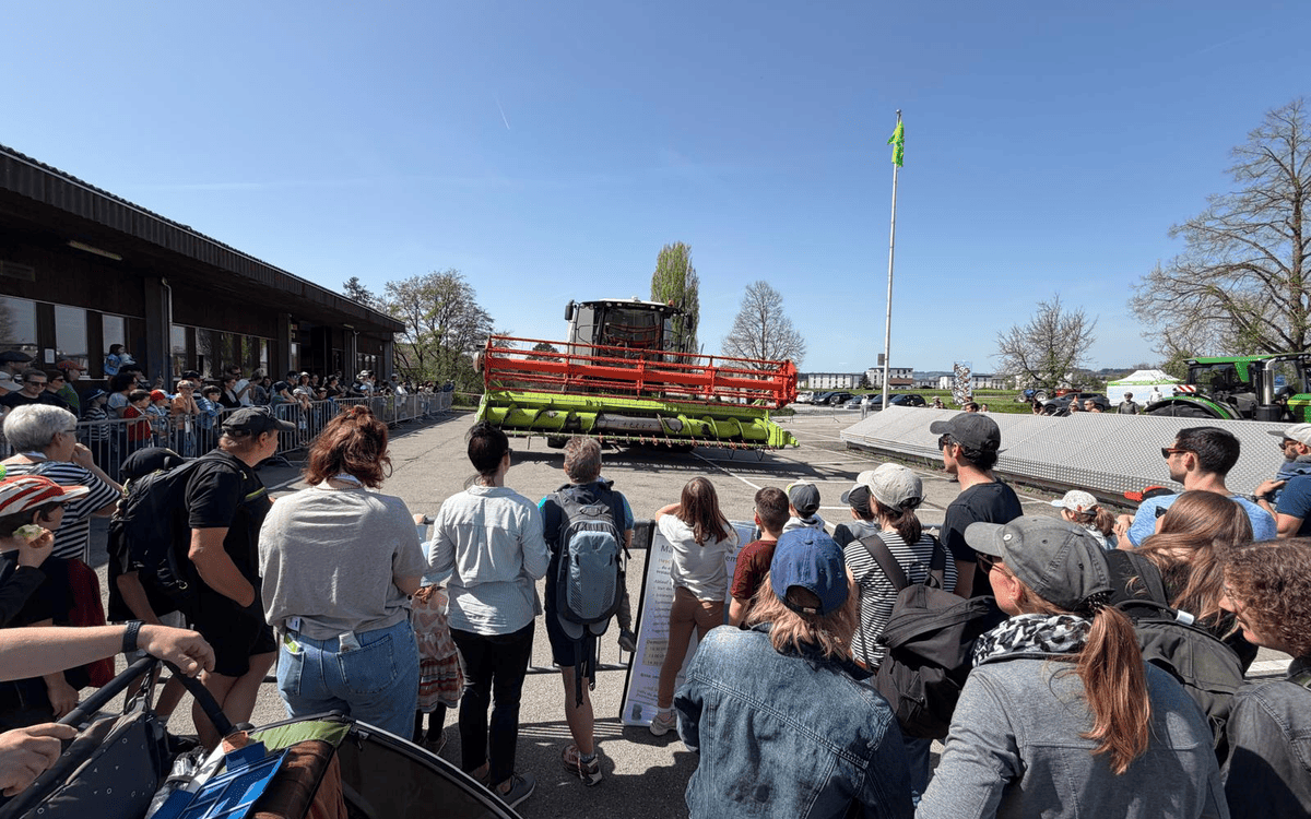 Emma auf Hoftour 2026 Vorführung Raupen-Mähdrescher