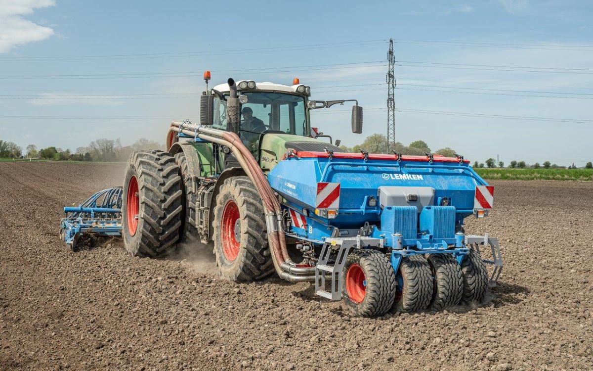 Le Solitair F de LEMKEN est équipé d'un espace de montage frontal qui peut accueillir au choix un packer à pneus ou un poids étranger. Photo : zVg