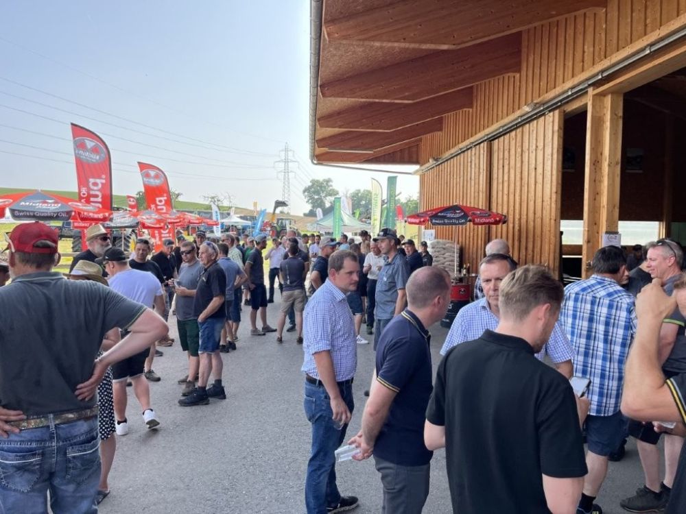 Austausch und Networking an einem warmen sommerlicher Abend.