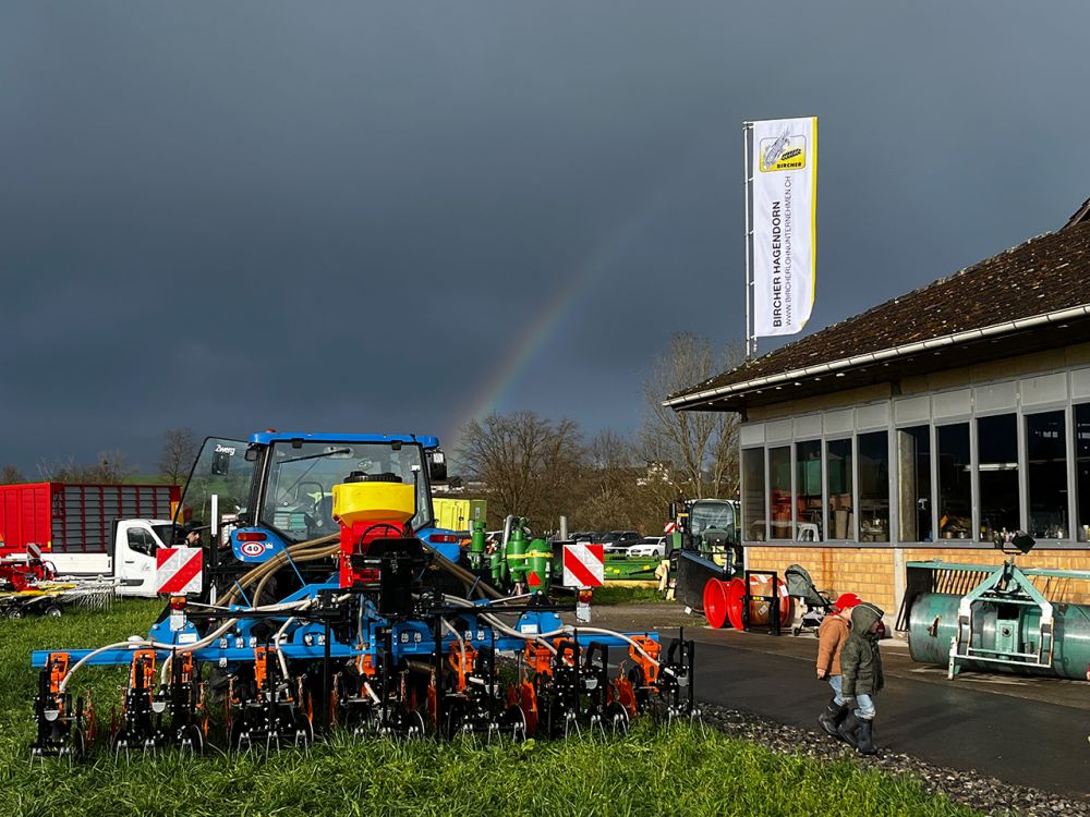 Der Regenbogen setzt das Hackgerät von Schmotzer top in Szene.