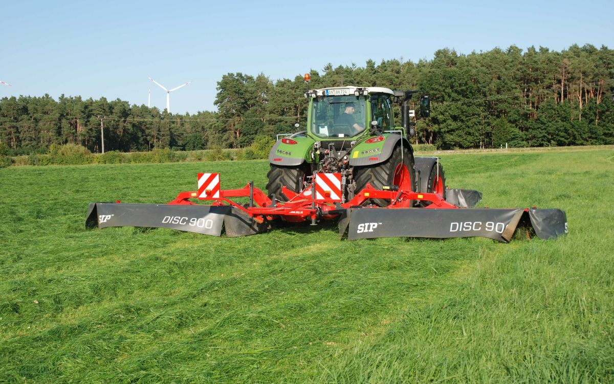 Tondre l’herbe avec une grande largeur de travail