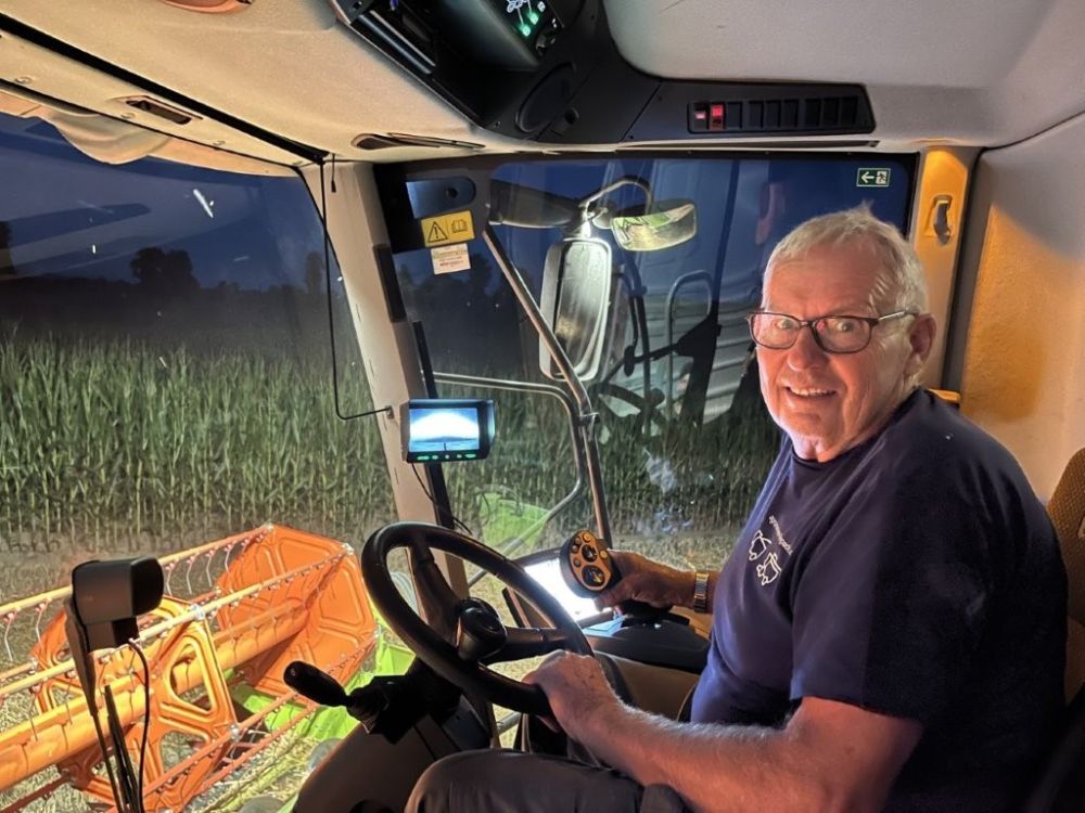 Urs Fankhauser drischt in der 50. Saison auf eine Lexion 650.