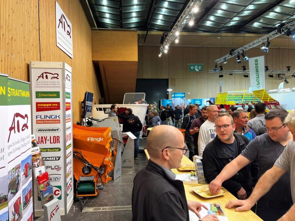Roger Zulliger (li.), Geschäftsführer von Agro-Technik Zulliger im Kundengespräch. Foto: kim