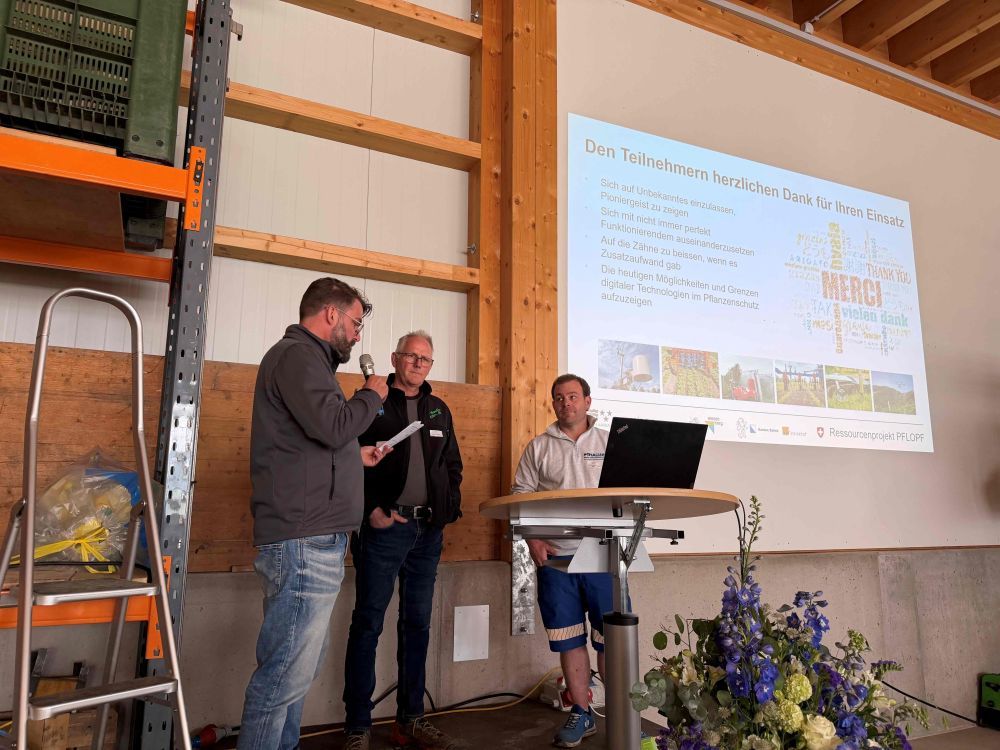 Au total, 58 exploitations y ont participé. Deux sont sur scène : Thomas Haller (à dr.) et le producteur de légumes Thomas Käser (2e depuis la dr.). Andi Distel les remercie pour leur participation. (Photo : kim)