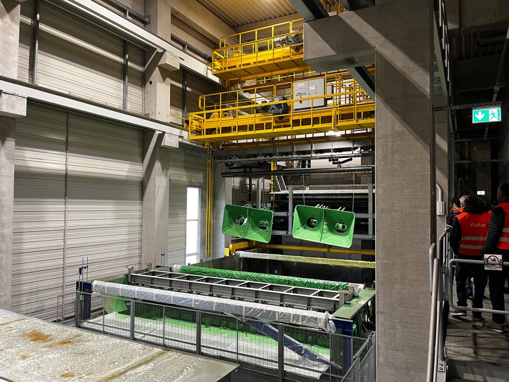 Les pièces sont immergées dans une peinture aqueuse électroconductrice. Cela garantit un revêtement uniforme sans projections.