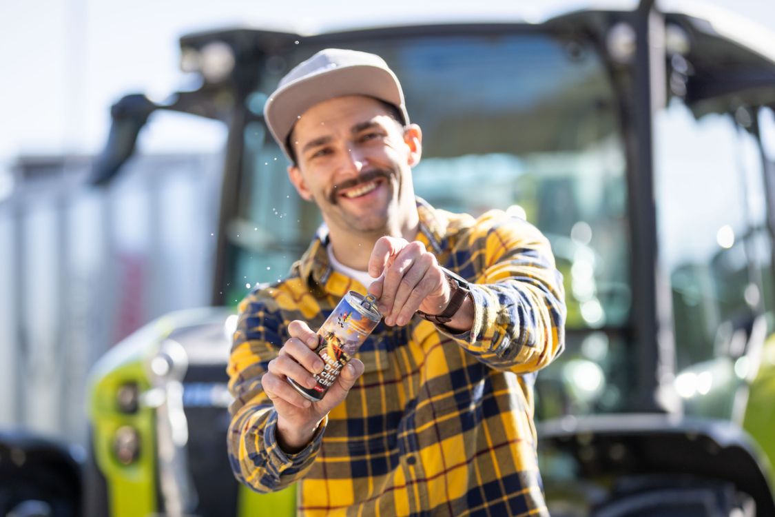 Thomas Schefer, de l’entreprise de travaux agricoles Bagger Schefer dans le canton d’Appenzell, a spontanément accepté de poser avec la boisson énergisante lors de l’assemblée générale. (Photo : Raphael Hünerfauth)