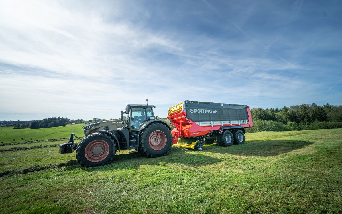 Jumbo 8450 von Pöttinger auf einem Feld
