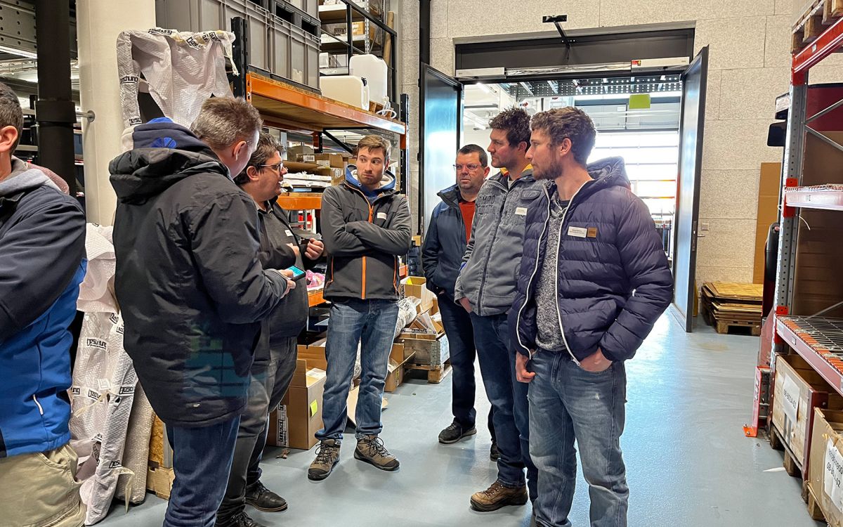 35 Lohnunternehmer und Partner bestaunten auf dem 14'000 m2 grossen Firmengelände die Montage- und Lagerhallen.