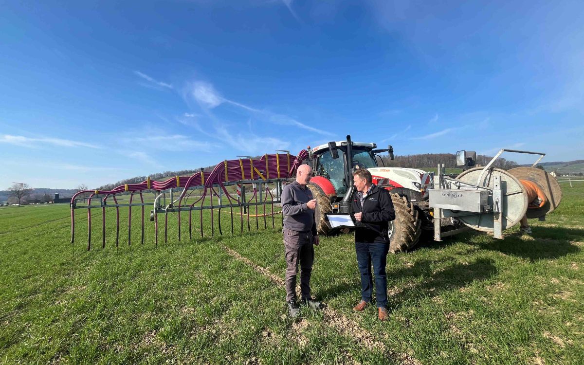 Stickstoff-Coach und Betriebsleiter auf dem Feld