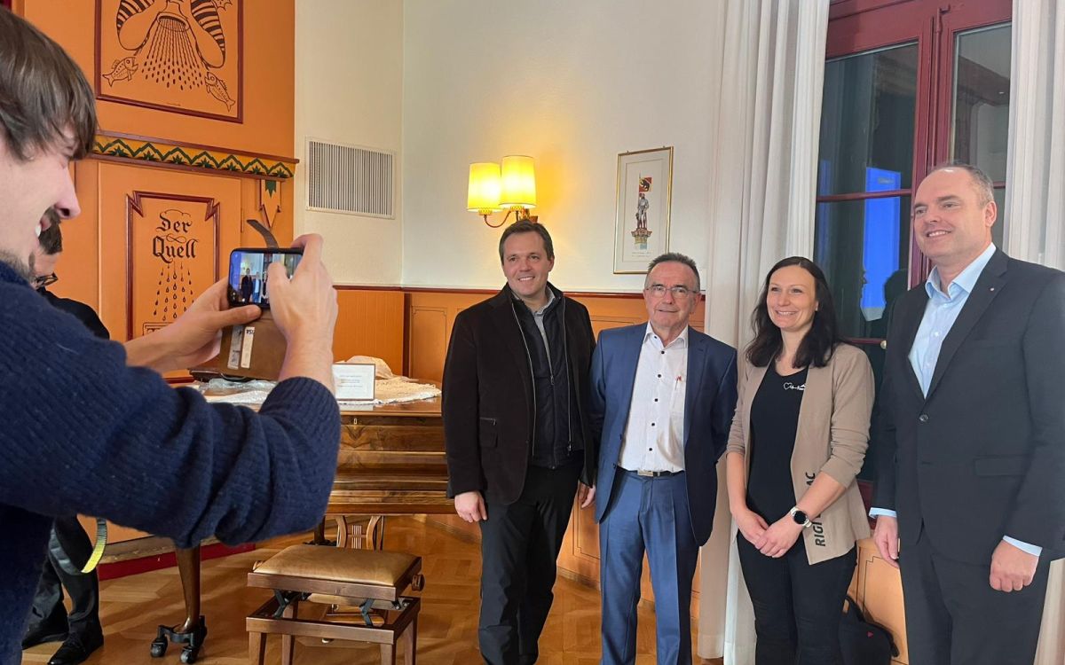 Jürg Minger mit den neuen Vorstandsmitgliedern, Foto (v.li.): Randy Honegger, Jürg Minger, Theres Beutler-Knüsel, Daniel Bernhard. Bild: kim