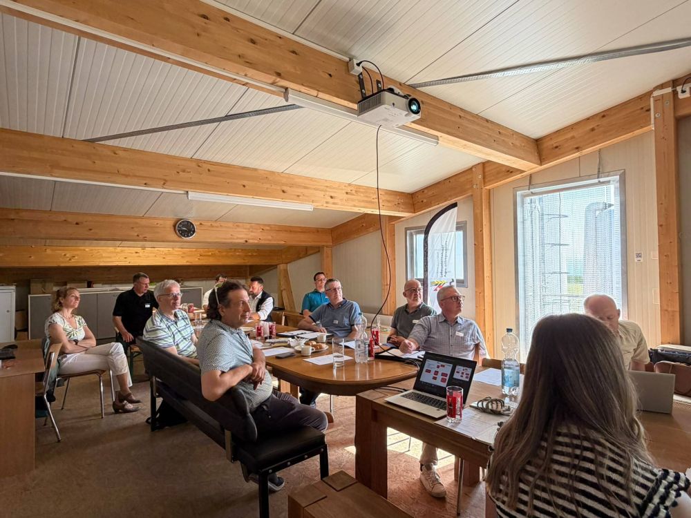 Les participants de l'Agro-Cluster regardent une présentation dans une salle aux éléments en bois.