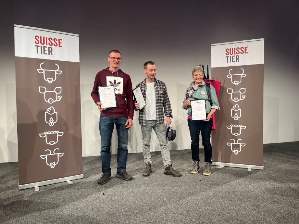 Die Sieger im bäuerlichen Segment des Innovationspreise der an der Suisse Tier vergeben wurde (v. li.): Simon Rindlisbacher - 2. Platz, Andreas Pfister - 1. Platz, Helena Thoma - 3. Platz. Foto: kim