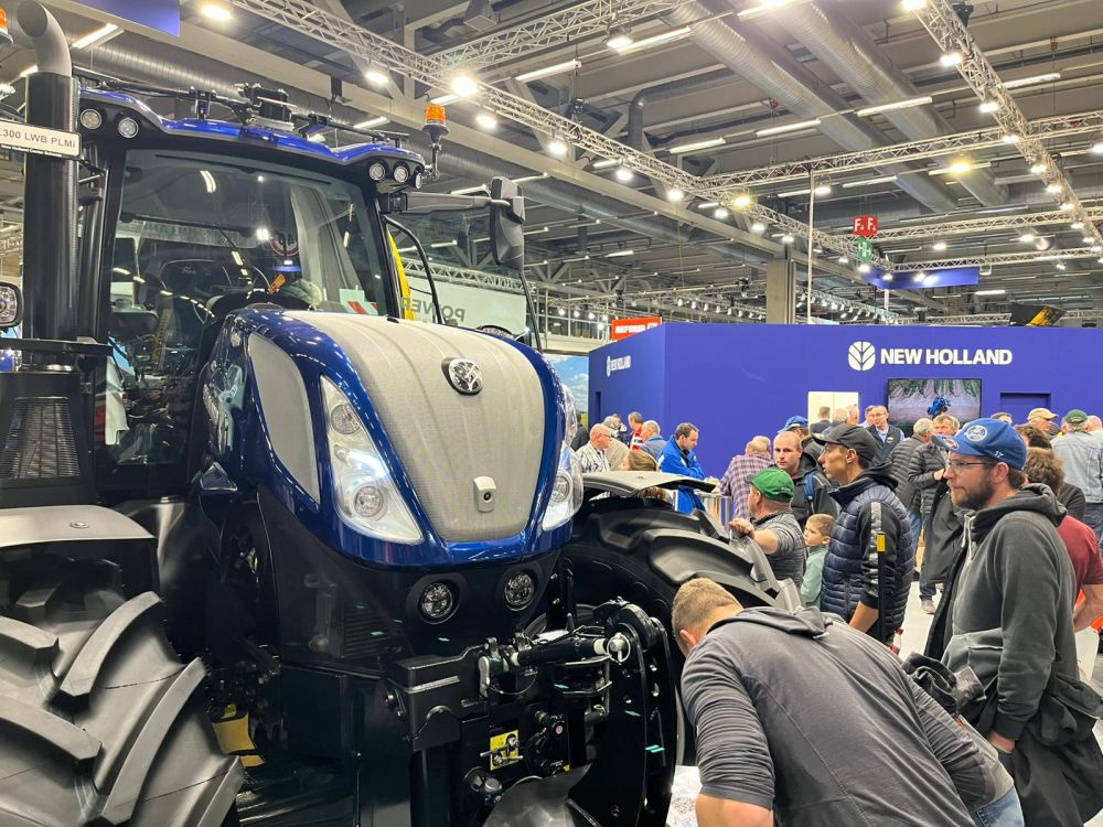 La nouvelle New Holland T7.300 LWB a été examinée de près par les visiteurs. Image : kim