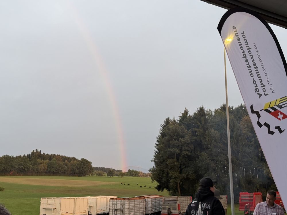 Un arc-en-ciel dans le ciel, des machines agricoles et le drapeau des agro-entrepreneurs – que demander de plus ?