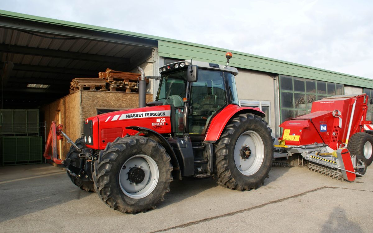 Massey Ferguson Traktor steht vor der Maschinenhalle