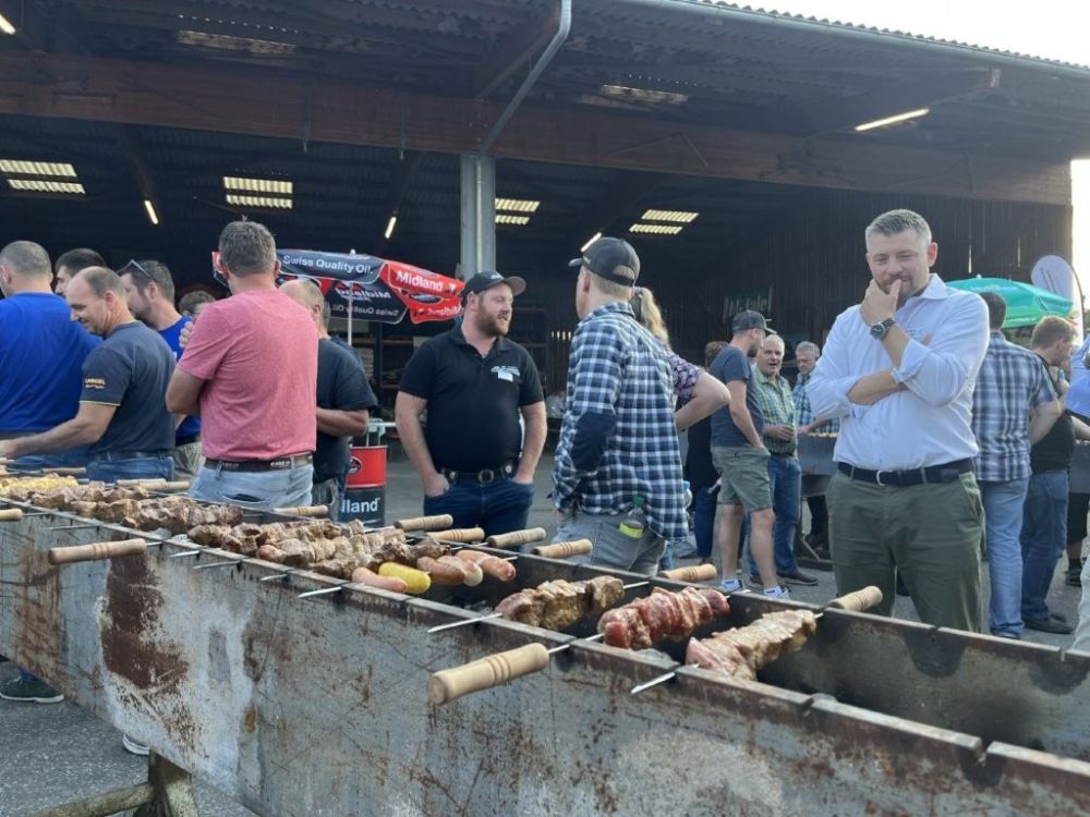 Das Grillieren war kommunikativ und kurzweilig. Jeder grillte seinen Spiess selbst.