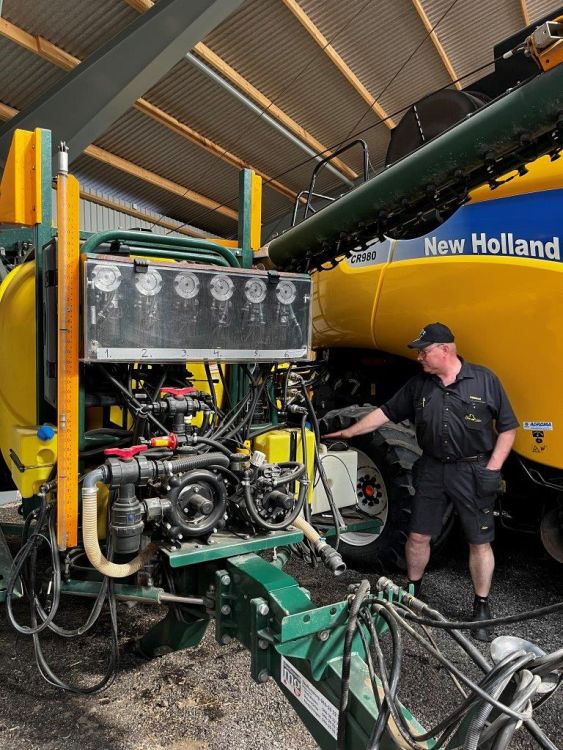 Pflanzenschutz mit der Danfoil mit sechs Pumpen, die dosieren. Arbeitsbreit 24 m. Foto: kim