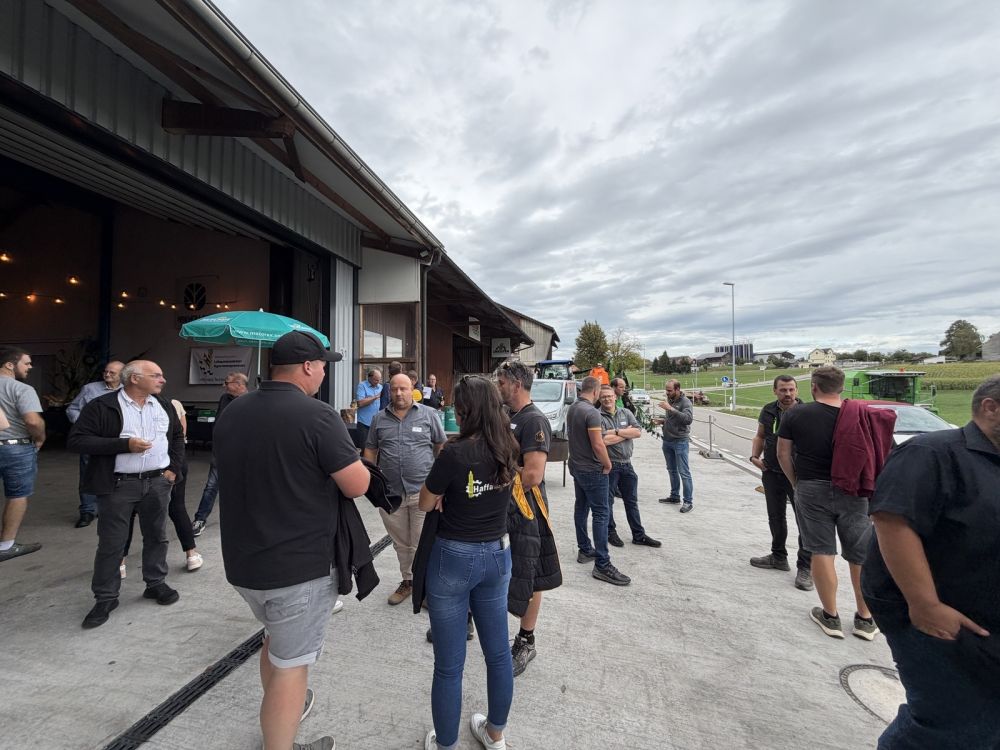 Les premiers invités arrivent à Schweizersholz SG.