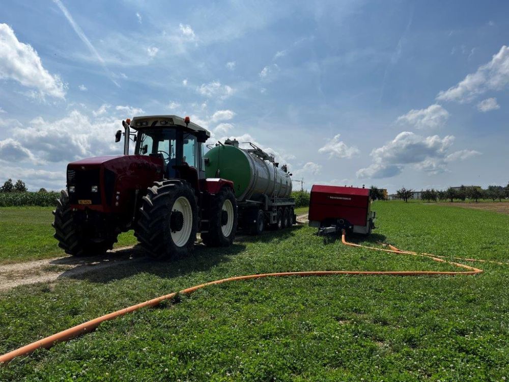 Li-Trac 300 mit Zubringerfass von Wyss Ittigen. Bild: kim