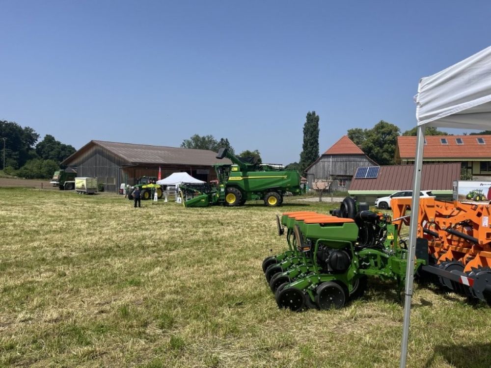 Blick auf die Ausstellerwiese: rechts Maschinen von Ott. Im Hintergrund Robert Aebi Landtechnik.
