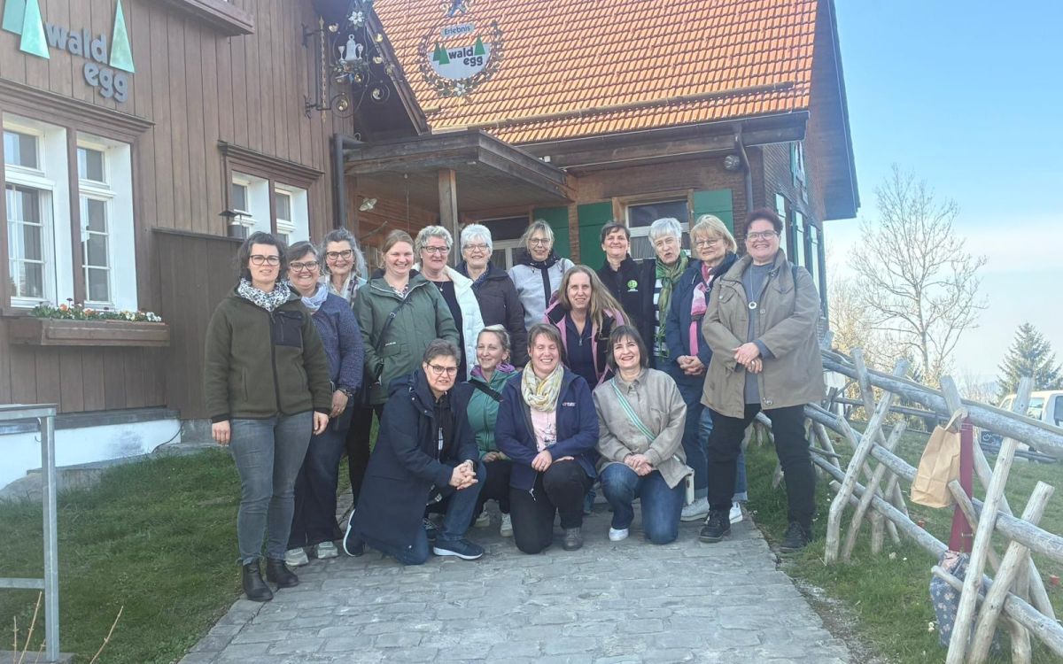 Gruppenfoto Frauenreisli 2026 vor dem Erlebnishof Waldegg