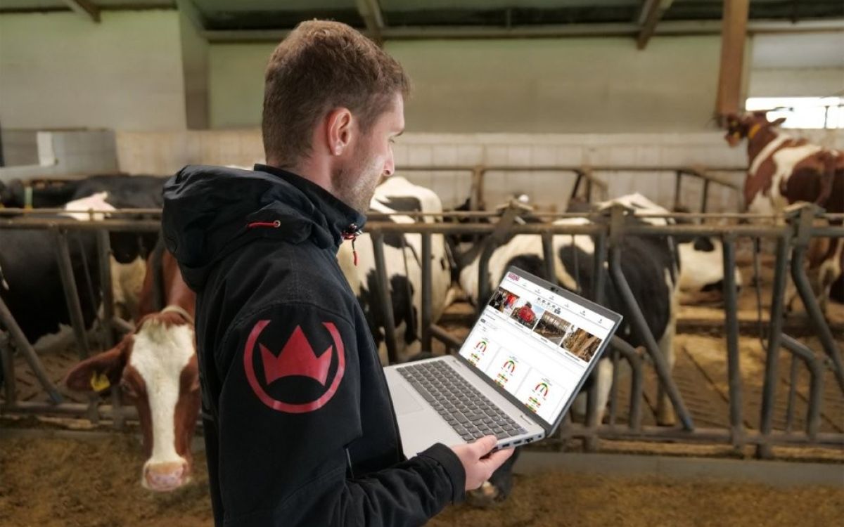 SILOKING Software, Mann im Stall mit Laptop