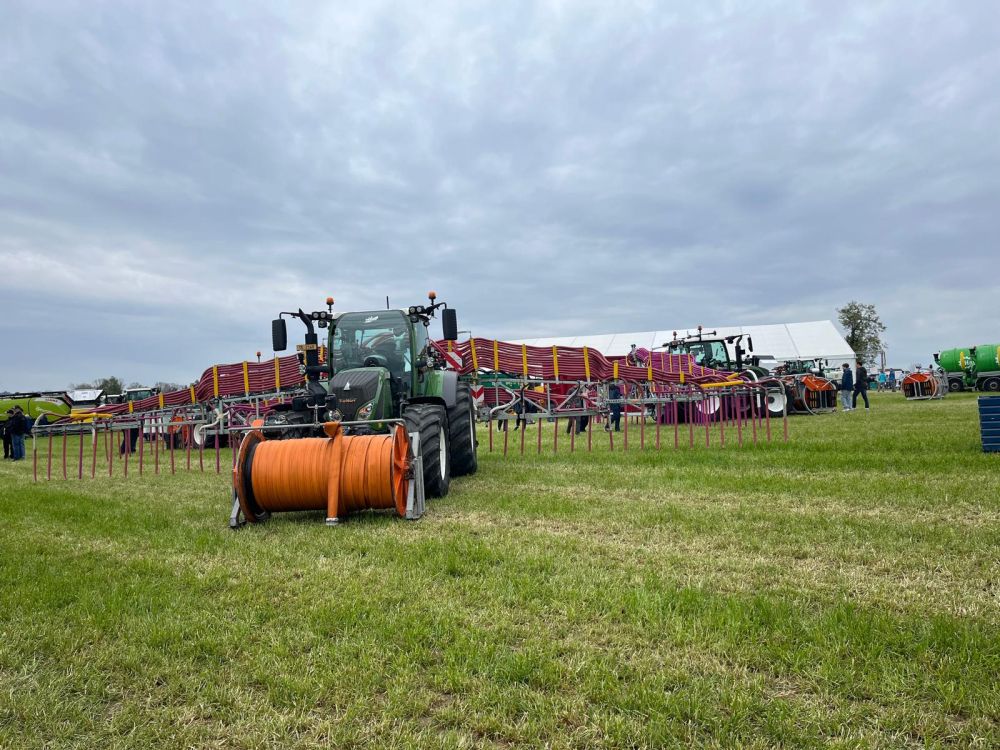 Un autre attelage pour l'épandage de lisier : A l'arrière, une rampe de tuyaux traînés de Kohli, à l'avant un dévidoir Perwolf - tracté par un Fendt. Image : kim