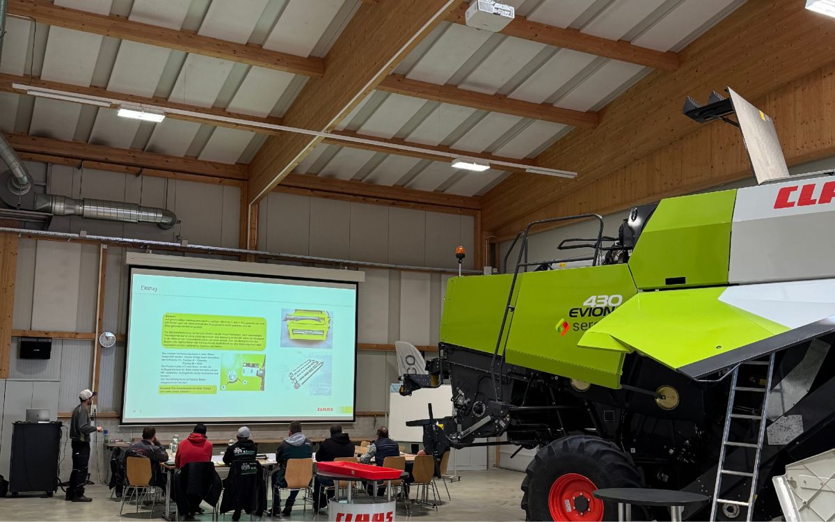 Experten der Serco Landtechnik AG gaben wertvolle Tipps. Bild: Stalder