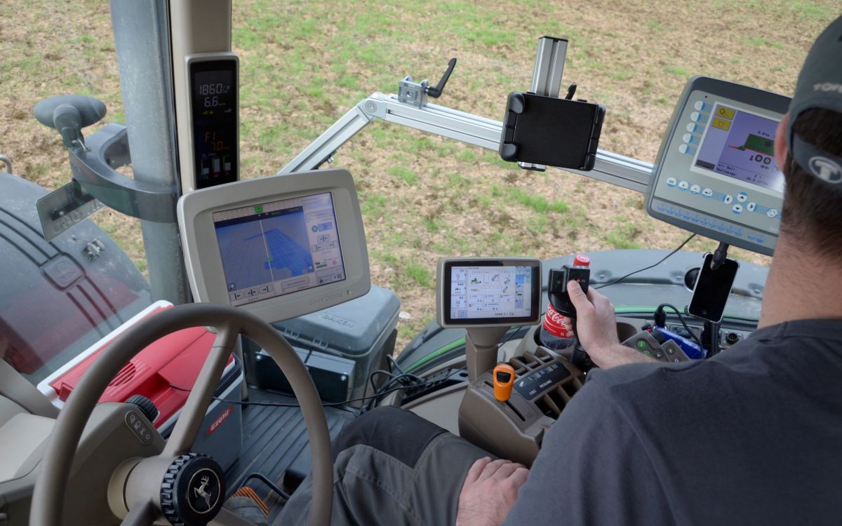 Fahrer im Traktor-Cockpit