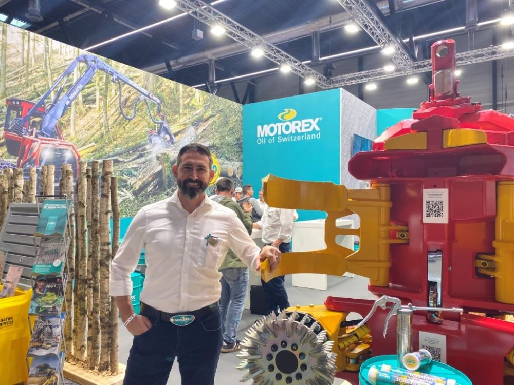 Reto Rettenmund, Motorex, präsentiert als Blickfang ein KONRAD-Harvestesteraggregat. Bild: uu