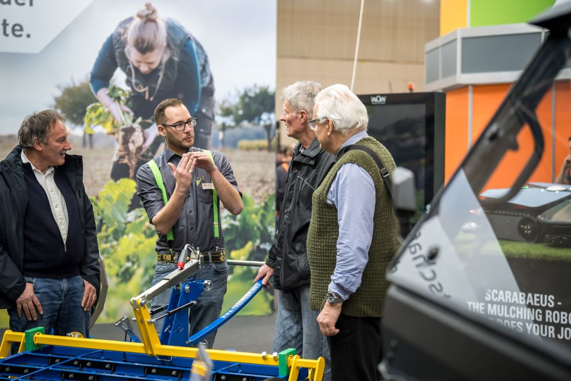 Échanges animés entre les visiteurs et les exposants. Photo : Michael Huwiler