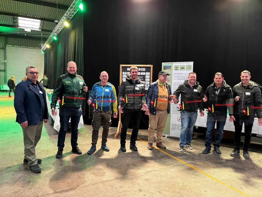 Vorstandsmitglied Rolf Haller (li.) überreichte an sieben Lohnunternehmerbetriebe das Zertifikat Pflanzenschutz: Michael Suter, Harald Jöhr, Gregory Hofer, Ruedi Daepp, Dominic Kämpf, Fabian Ulmann, Lukas Nussbaumer.