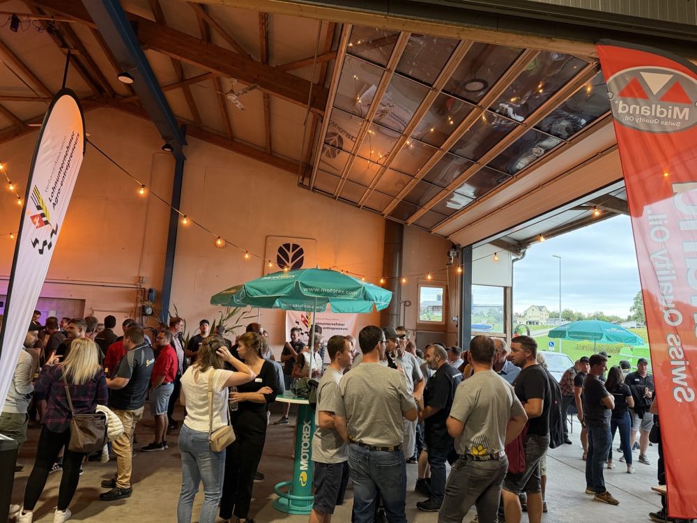 La halle se remplit – la partie officielle va bientôt commencer.