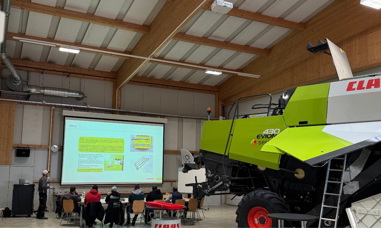 Experten der Serco Landtechnik AG gaben wertvolle Tipps. Bild: Stalder