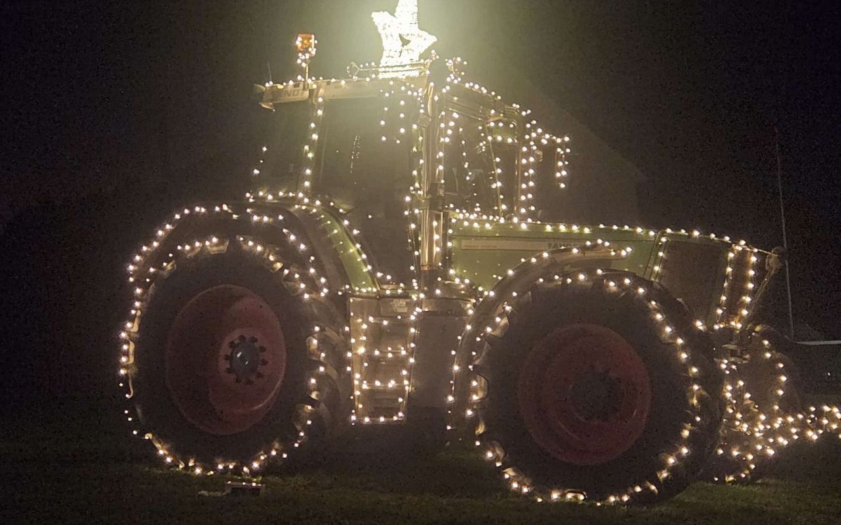 Fendt Traktor mit Lichterketten und Weihnachtsstern